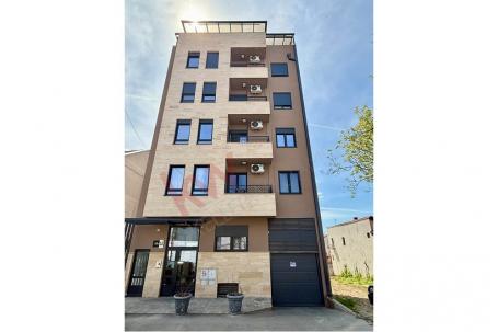 
				Privatnost na vrhu: namešen četvorosoban penthouse 128m²(2ter), krovnom terasom od ~90 m² i dve