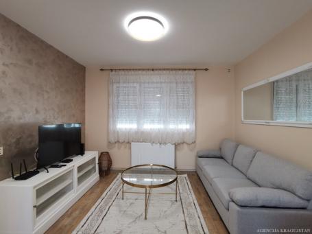 Izdavanje, Kuća, 65m2 , Centar